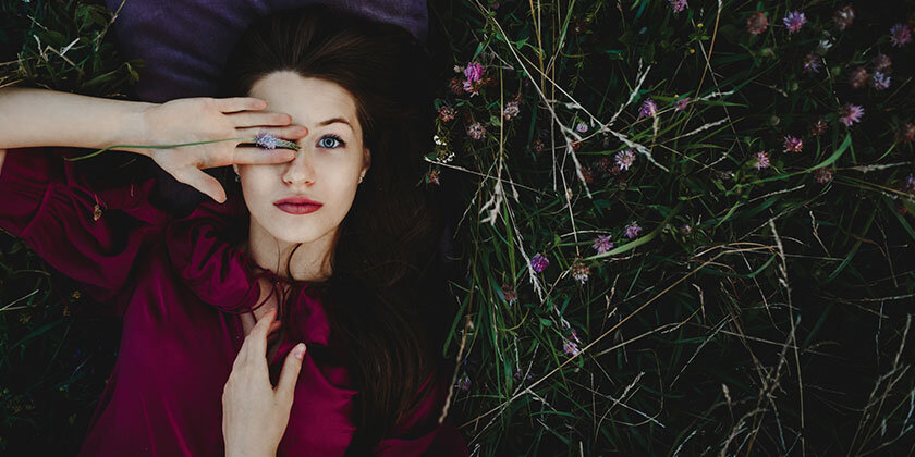 Namesto da bi videli svet v svetlobi navzočnosti, ga vidimo skozi koprenasto preteklost, kakor da bi gledali skozi zamazane leče.