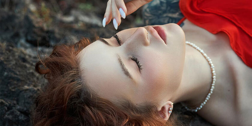 Namesto da bi videli svet v svetlobi navzočnosti, ga vidimo skozi koprenasto preteklost, kakor da bi gledali skozi zamazane leče.