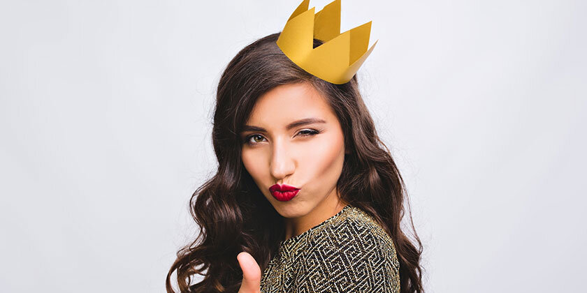 Kraljici novembra, ki sta si v marsičem zelo podobni, po drugi strani pa tako zelo različni