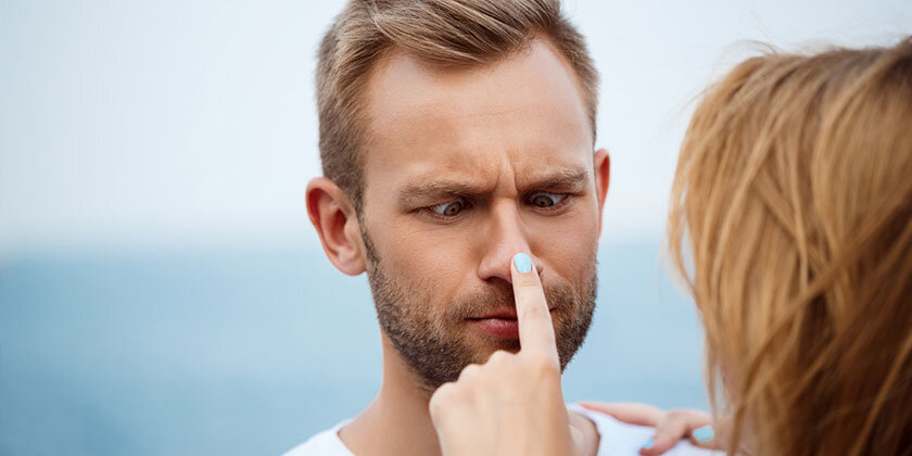 SIJAJNI LAŽNIVCI IN UNIČENA ŽIVLJENJA