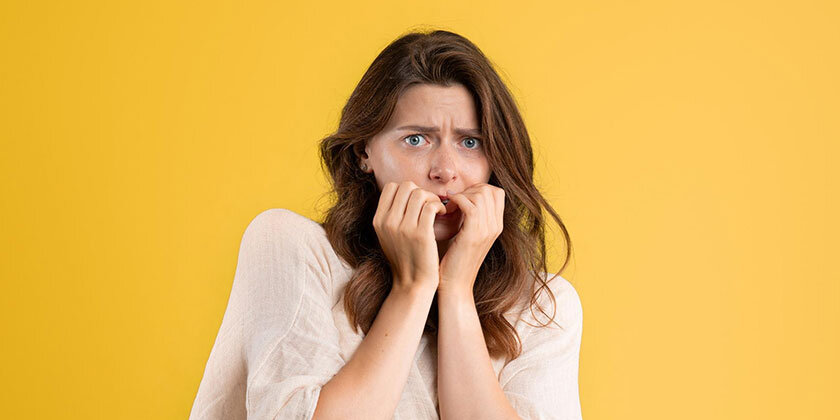 Strah pred zapuščenostjo in past dokazovanja: zakaj si ljubezni ni treba zaslužiti?