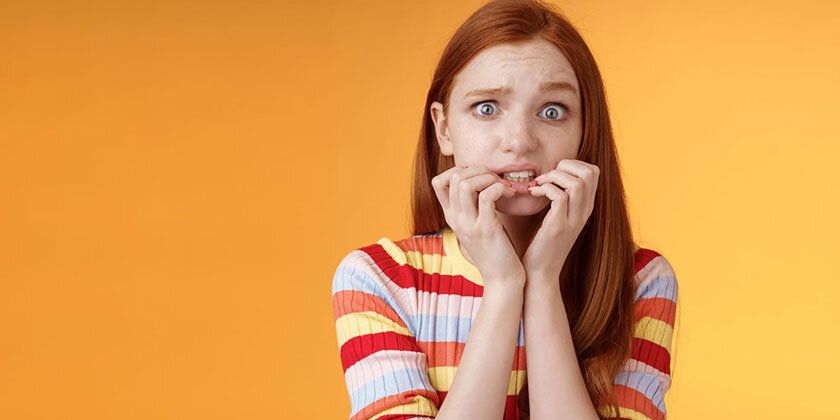 Strah pred zapuščenostjo in past dokazovanja: zakaj si ljubezni ni treba zaslužiti?